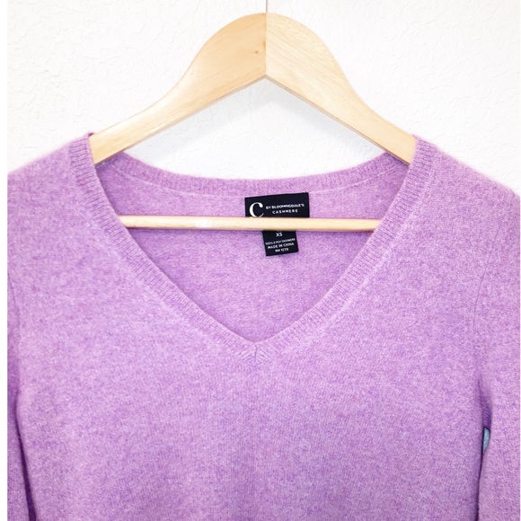 BLOOMINGDALE’S Cashmere V-Neck Dark Lavender Long Sleeve Sweater SZ: X-Small - Picture 2 of 7